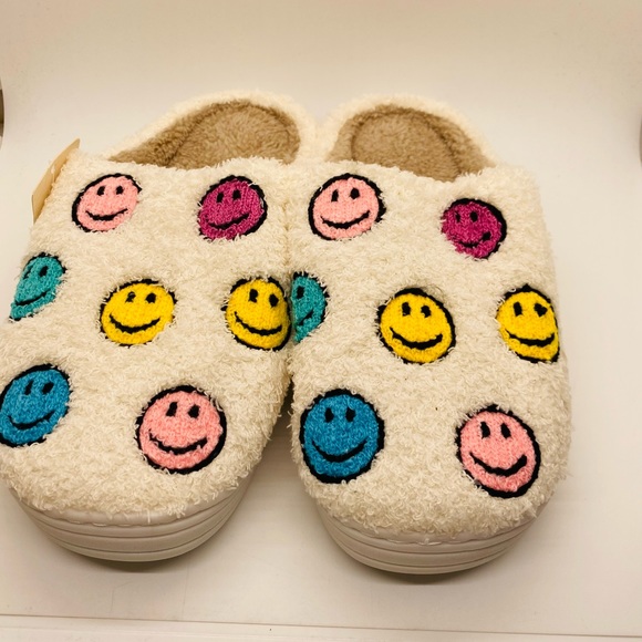 NWT Fadivo Fuzzy Smiley Face Slippers Ivory with Multicolor Smileys Small 5/6 - Picture 3 of 7